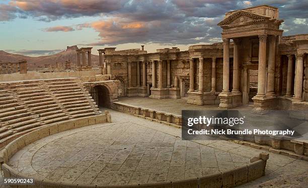 roman theatre of palmyra, syria - romaans stockfoto's en -beelden