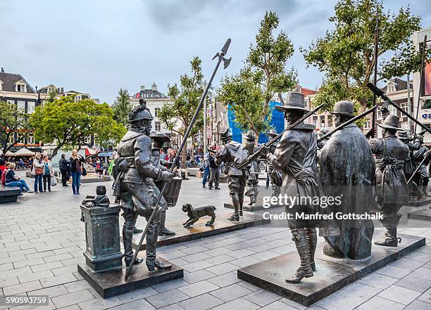 rembrandt memorial and night watch - rembrandt night watch stock pictures, royalty-free photos & images
