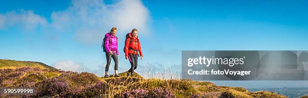 mujer joven y adolescente excursionista caminando pintoresco panorama de montaña de verano - abrigo de colores fotografías e imágenes de stock