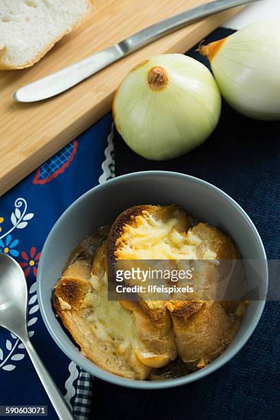 french onion soup with toasted bread and cheese - lifeispixels stock pictures, royalty-free photos & images