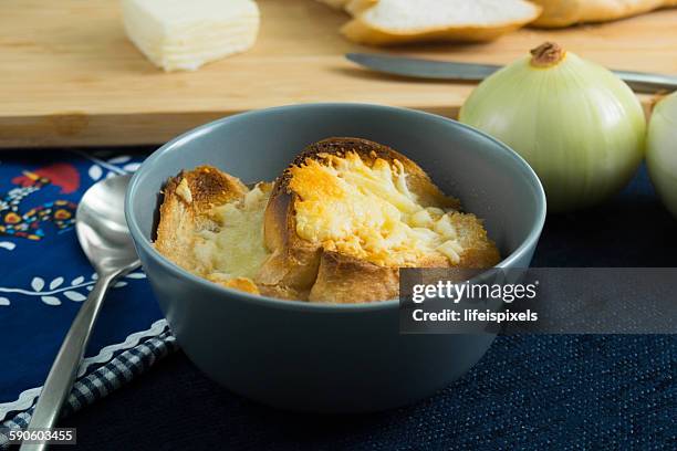 french onion soup with toasted bread and cheese - lifeispixels photos et images de collection