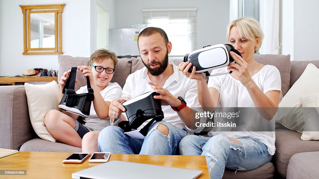 Famiglia a casa che gioca con cuffie di realtà virtuale. Vr.