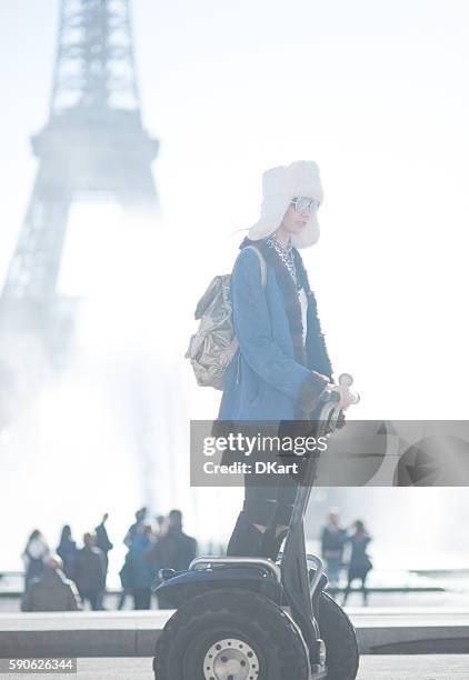 mode frauen in paris - segway stock-fotos und bilder