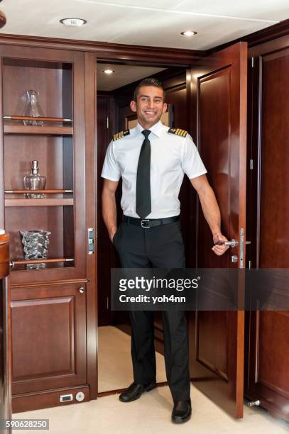 glücklicher kapitän in luxusyacht - kapitän uniform stock-fotos und bilder