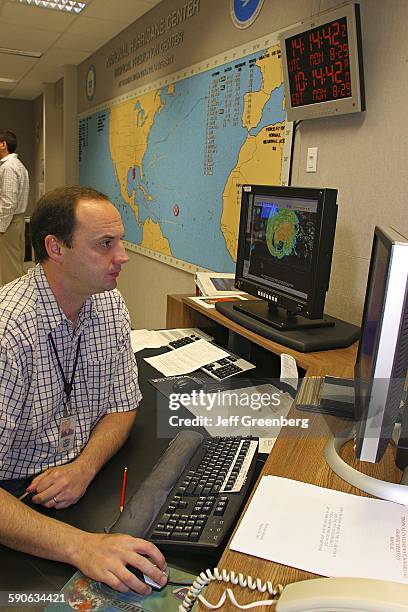 Meteorologists Computer Meteorologist Computer Photos and Premium High Res Pictures - Getty Images