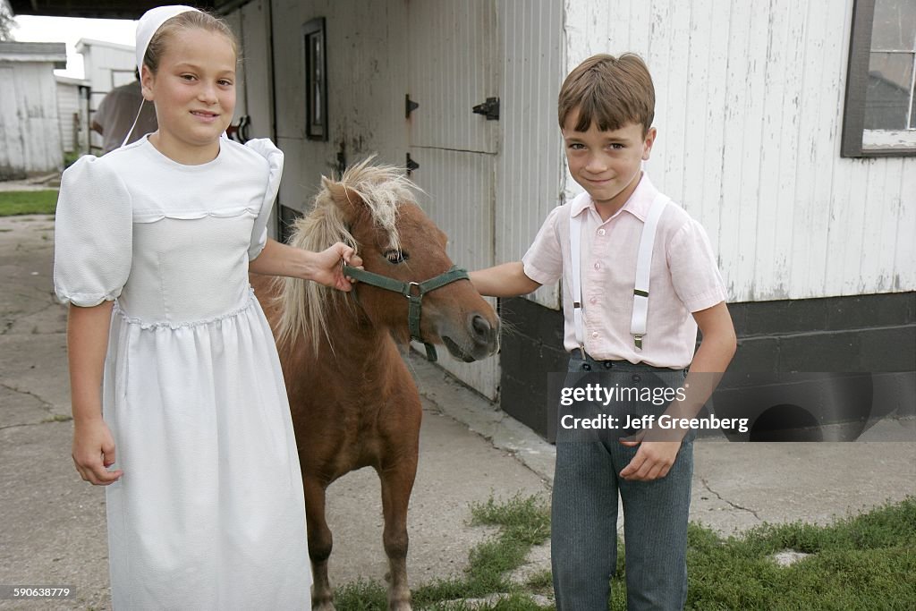 Amish Farm Tour, kids with Miniature Horse