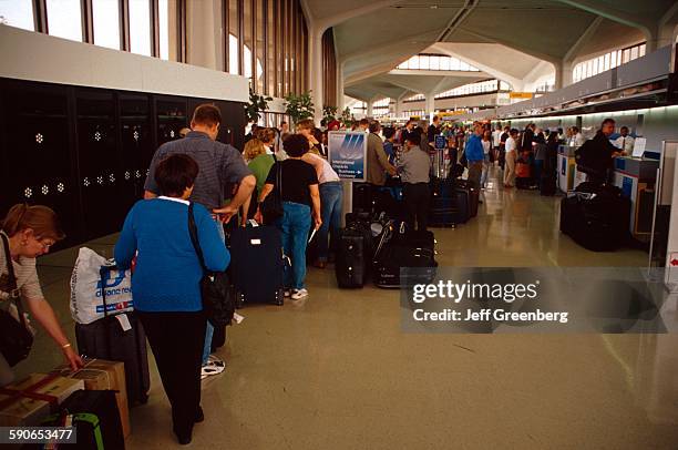 New Jersey, Newark International Airport Terminal, Passengers In Line For Check-In.