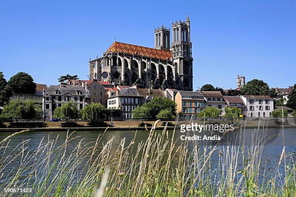 Mantes-La-Jolie , View of the town centre and Notre Dame collegiate church, Gothic church dating back to the XII century from the banks of the Seine...