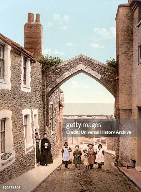 Children in a street in York Gate, Broadstairs, England, 1900.