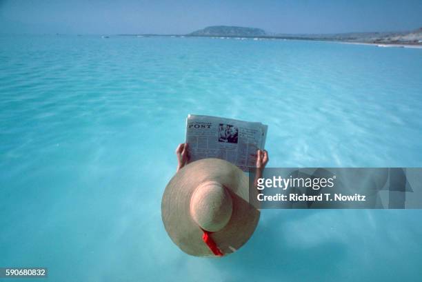 sunbather floating in the dead sea - totes meer stock-fotos und bilder