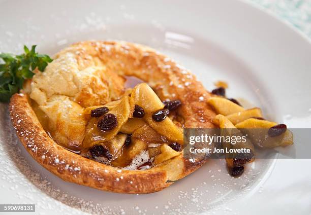 dutch baby pancake - dutch pancakes stockfoto's en -beelden