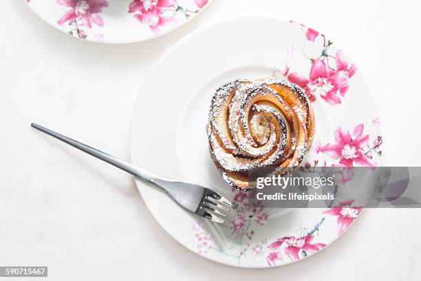 puff pastry with apple shaped rose - lifeispixels photos et images de collection