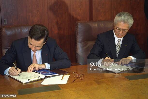 Louis Schweitzer and Yoshikazu Hanawa sign the Renault-Nissan deal.