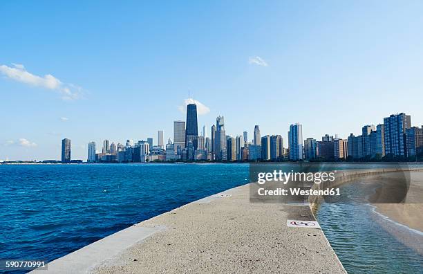 usa, illinois, chicago, north avenue beach, lake michigan, skyline - north avenue beach stockfoto's en -beelden