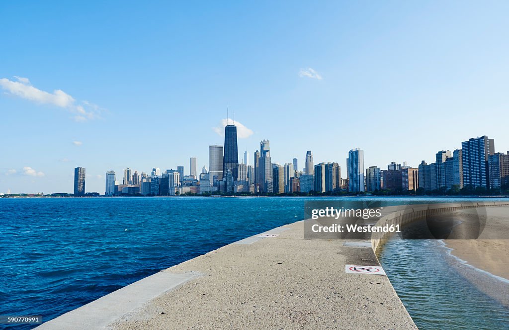 USA, Illinois, Chicago, North Avenue Beach, Lake Michigan, Skyline