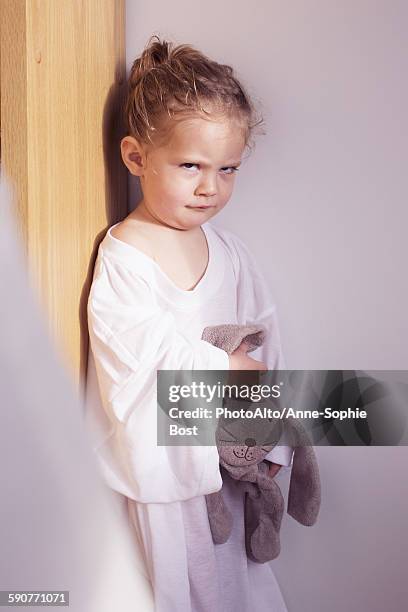 little girl sulking in corner - eigenwijs stockfoto's en -beelden