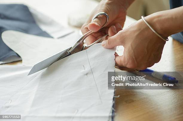 woman cutting fabric, cropped - créateur de mode photos et images de collection