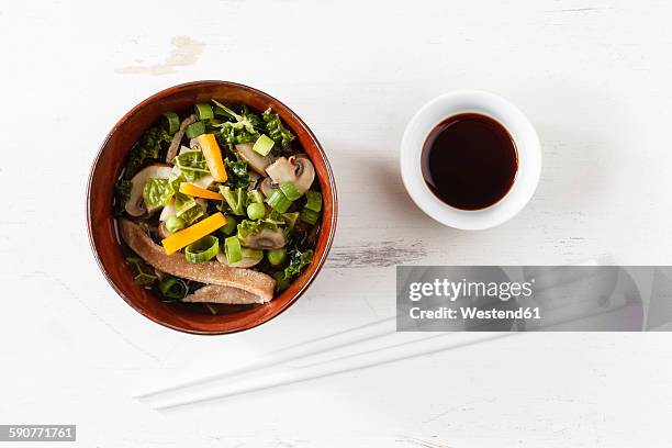 bowl of miso soup with carrots, champignons and savoy - taça de molhos imagens e fotografias de stock