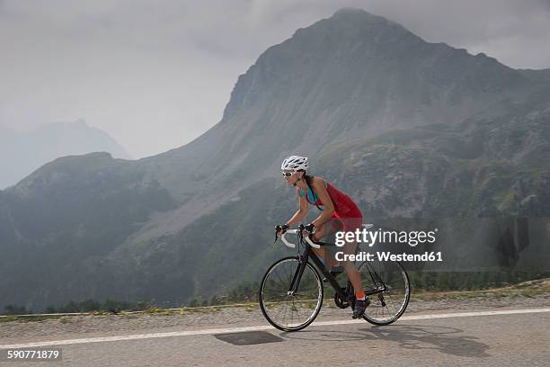 switzerland, engadin, cyclist on bernina pass - bicicleta de corrida imagens e fotografias de stock