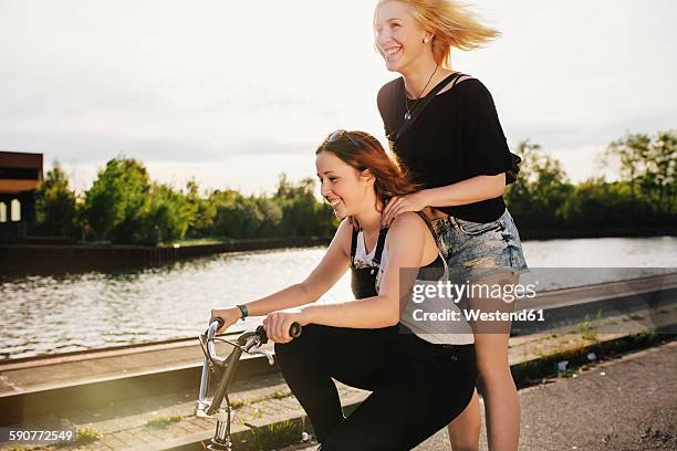 two friends riding bmx bicycle together - hannover 個照片及圖片檔