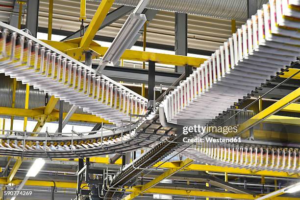 conveyor belts with newspapers in a printing shop - editor imagens e fotografias de stock