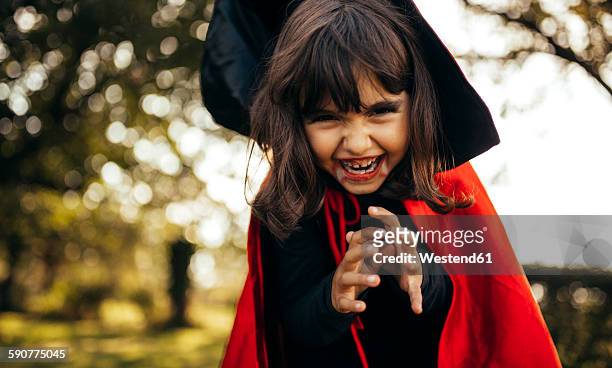 portrait of little girl masquerade as vampire - vampiro fotografías e imágenes de stock