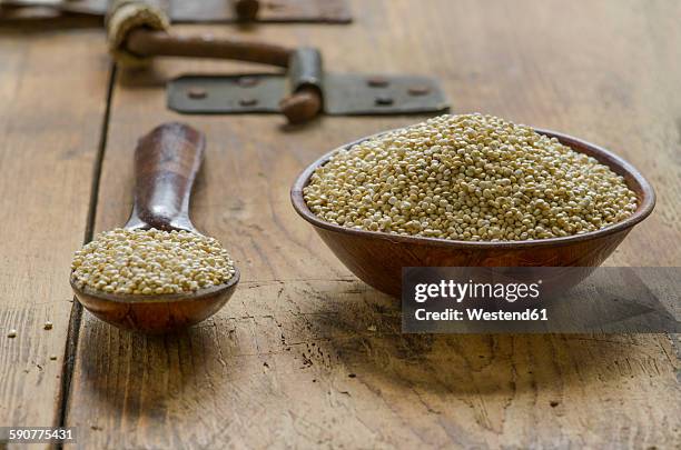 wooden bowl and spoon of quinoa on wood - wood grain 個照片及圖片檔