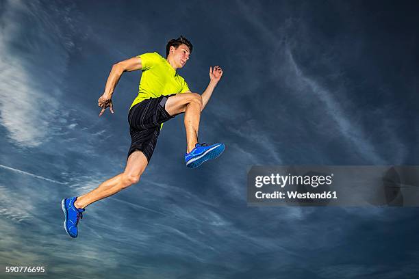 long jumper in the air - mens long jump - fotografias e filmes do acervo