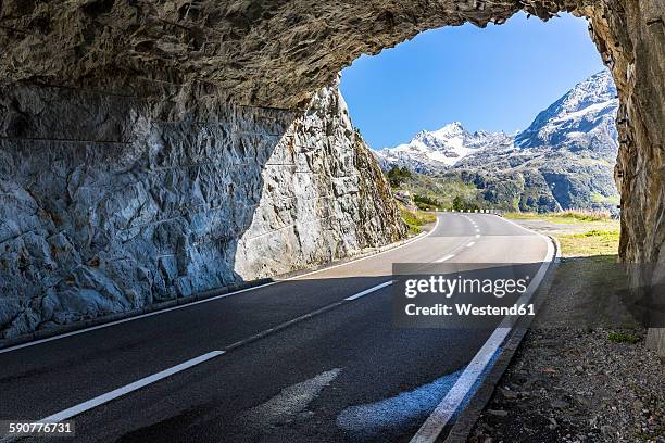 switzerland, bernese oberland, susten pass, gadmertal, mountain road - túnel de carretera fotografías e imágenes de stock