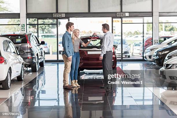 car dealer giving key to clients - car key 個照片及圖片檔