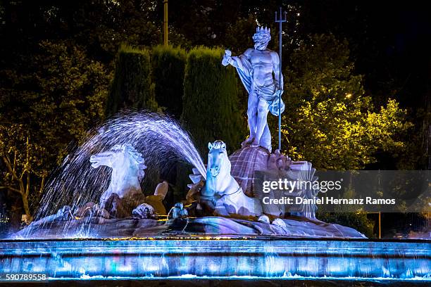 close up fountain of neptune illuminated by night in madrid city spain - neptune deity stock pictures, royalty-free photos & images