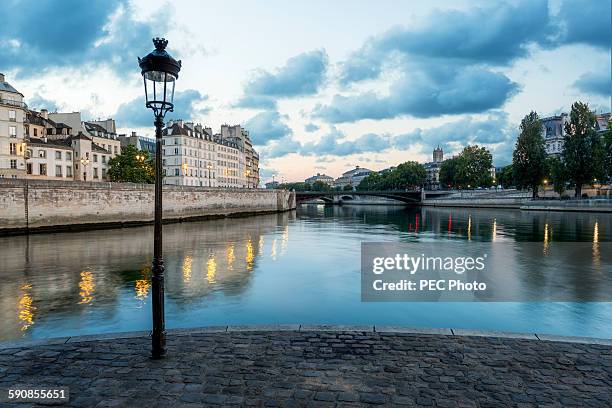 quai de seine in paris - quayside stock pictures, royalty-free photos & images