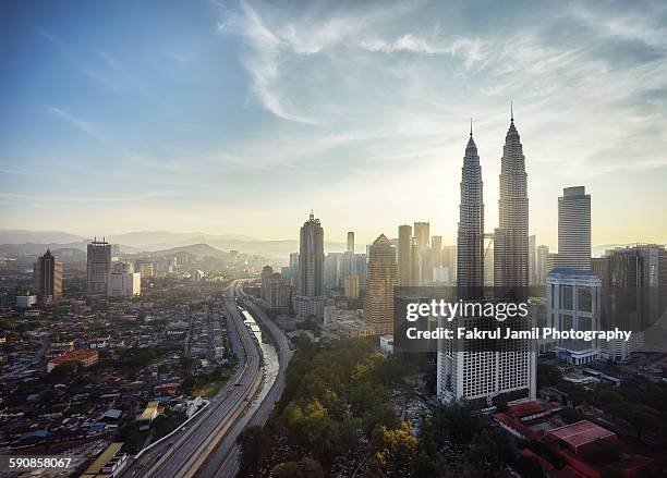 beautiful sunlight over petronas twin towers - kuala lumpur stock-fotos und bilder