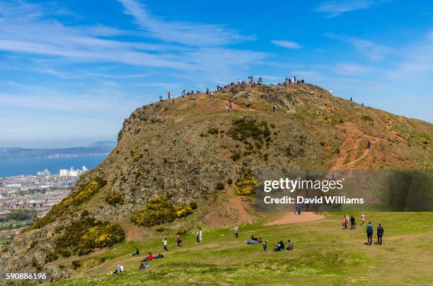 holyrood park is a royal park in central edinburgh, scotland. arthur's seat, the highest point in ed - arthur's seat - fotografias e filmes do acervo