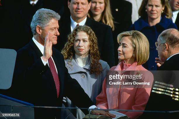 Clinton swears on the bible in front of Chelsea, Hillary, William Rehnquist, A. And T.Gore.