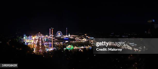 panorama beer fest at night, germany, munich - bar de cerveza fotografías e imágenes de stock