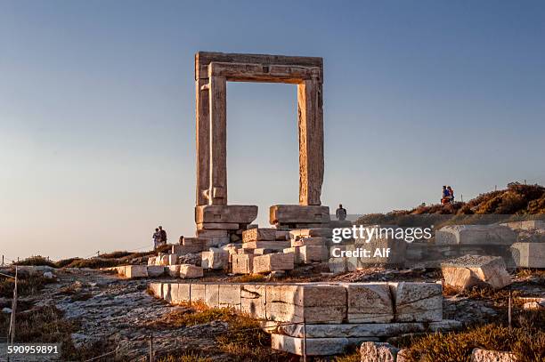portara, naxos island - templo de apolo naxos imagens e fotografias de stock