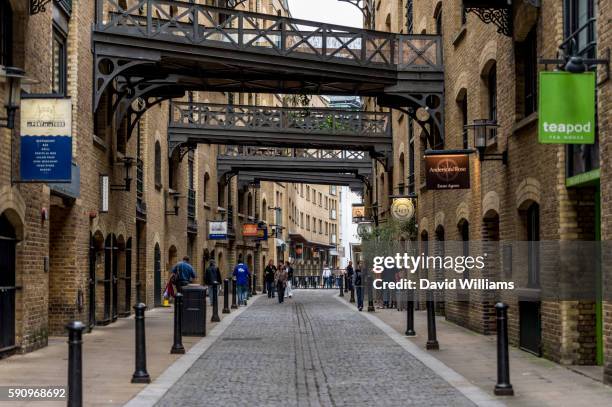 converted warehouses in shad thames, bermondsey, south east london, part of the docklands redevelopment - shad stock pictures, royalty-free photos & images