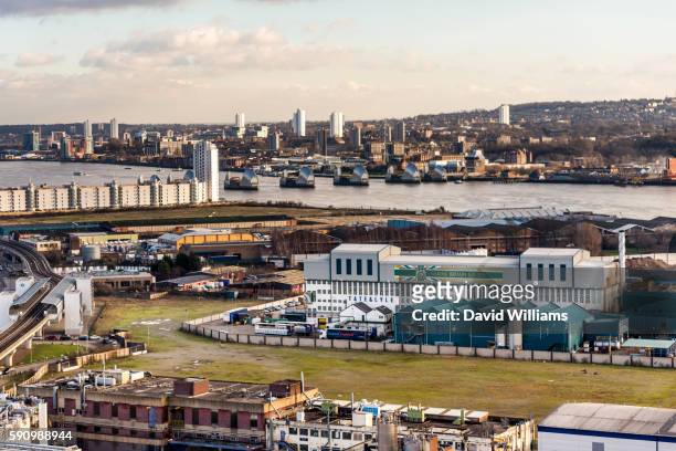 tate & lyle sugar factory on the banks of the river thames - woolwich stock pictures, royalty-free photos & images
