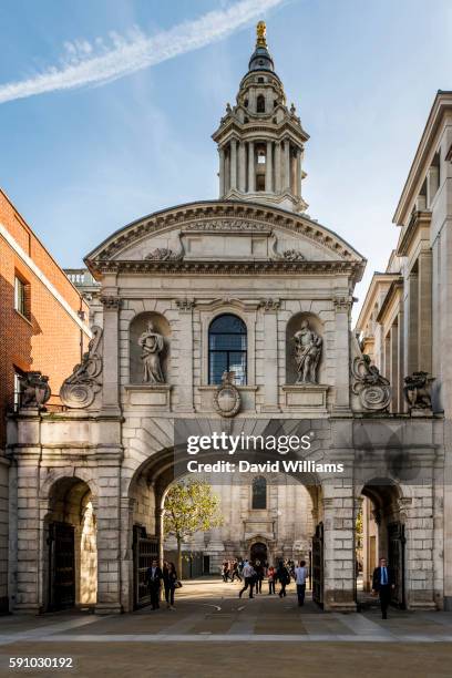 temple bar gateway was an entrance to the city of london designed by christopher wren and now locate - temple bar imagens e fotografias de stock