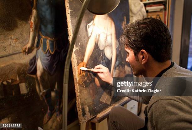 artist restoring a painting in his studio - reforma assunto - fotografias e filmes do acervo