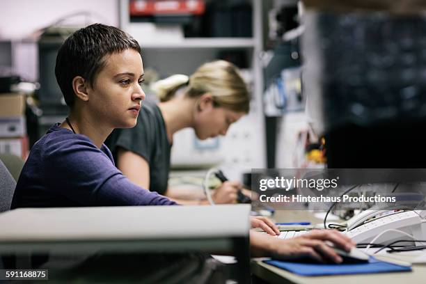 Computer Assembly Girl Female Computer Repair Photos and Premium High Res Pictures - Getty Images