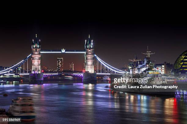 tower bridge by night - laura zulian foto e immagini stock