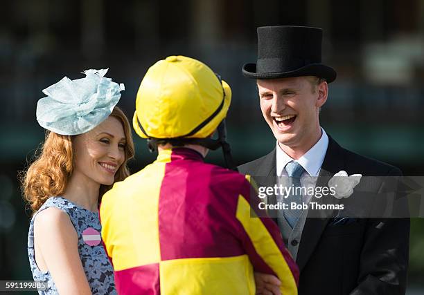 jockey and owners in parade ring - cartola imagens e fotografias de stock