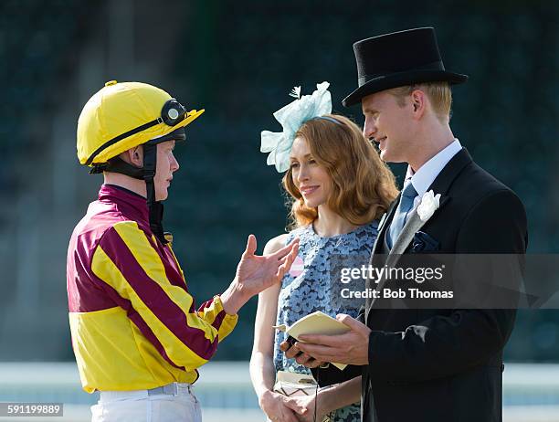 jockey and owners in parade ring - シルクハット ストックフォトと画像