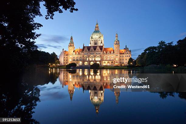 germany, hanover, view to new town hall with maschteich - hanover photos et images de collection