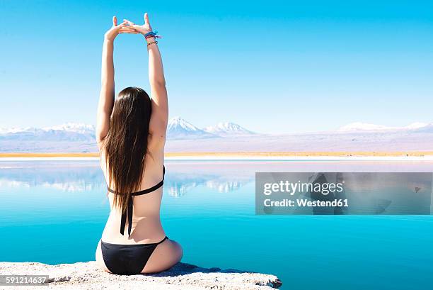 chile, atacama desert, woman in bikini at laguna cejar - lakeshore 個照片及圖片檔