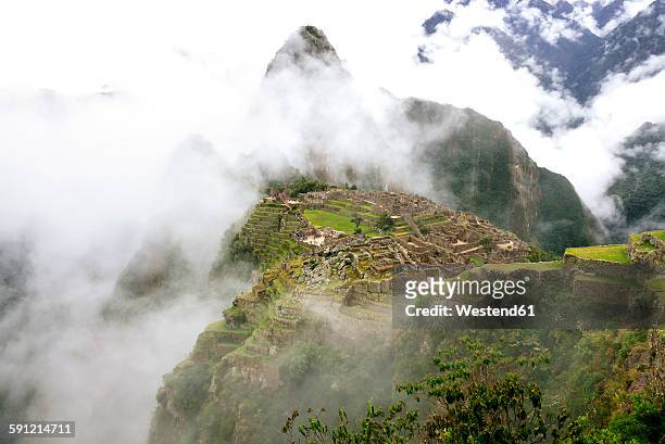 peru, machu picchu region, machu picchu citadel and huayna mountain in fog - berg huayna picchu stock-fotos und bilder