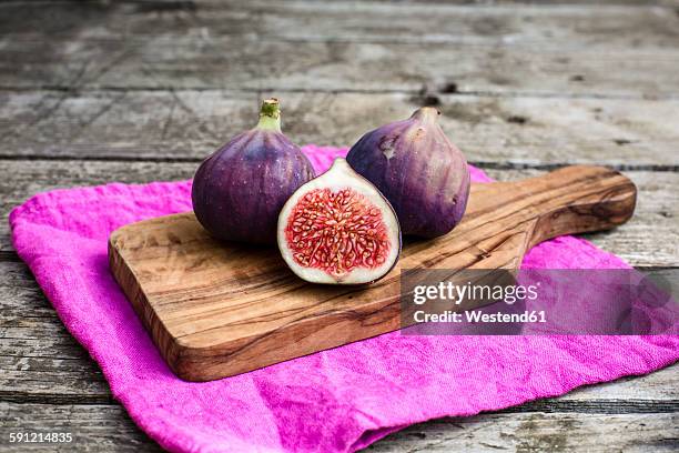 fresh figs, chopping board - fig bildbanksfoton och bilder