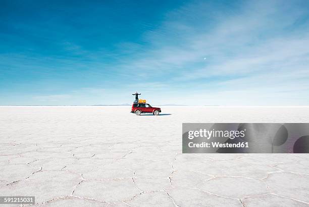 bolivia, potosi, man standing on his 4x4 in the uyuni salt flats - saltäng bildbanksfoton och bilder